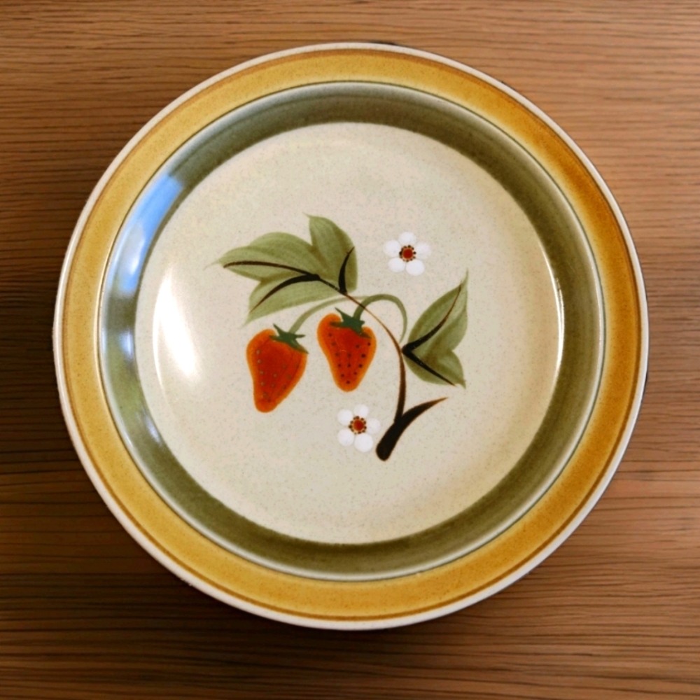 VTG Wild Strawberry P6002 platter from Hallkraft Potterskraft, styled by Mikasa